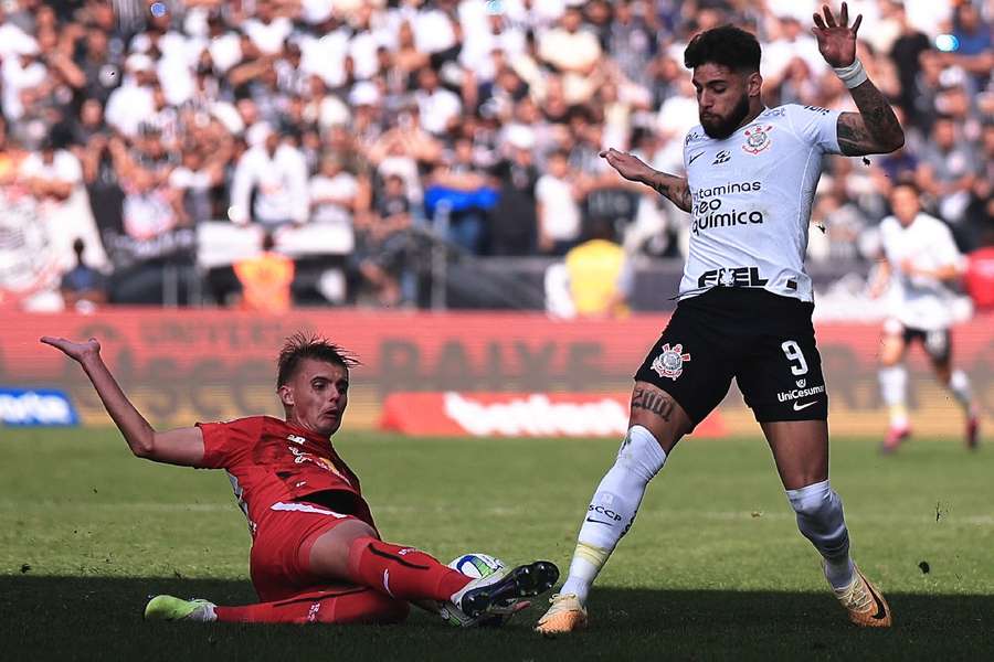 Registro do duelo entre Corinthians e Bragantino no Brasileirão do ano passado