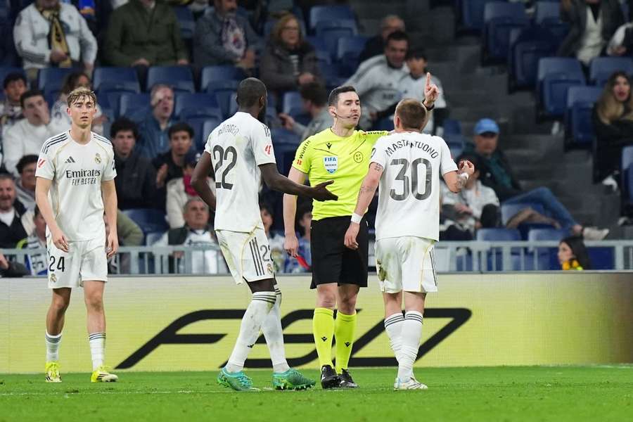 Mastantuono discute con Muñiz Ruiz en el Real Madrid-Getafe