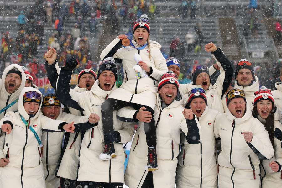 Tereza Voborníková s bronzovou medailí ze závodu s hromadným startem.. Tereza Voborníková s bronzovou medailí ze závodu s hromadným startem..