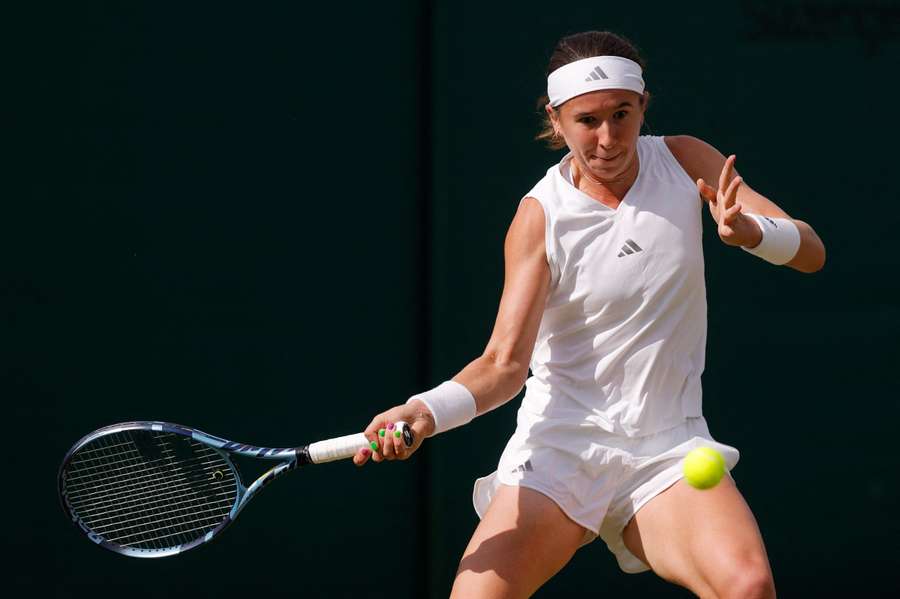 Nikola Bartůňková ve Wimbledonu vyřadila Kateřinu Siniakovou. Nikola Bartůňková ve Wimbledonu vyřadila Kateřinu Siniakovou.