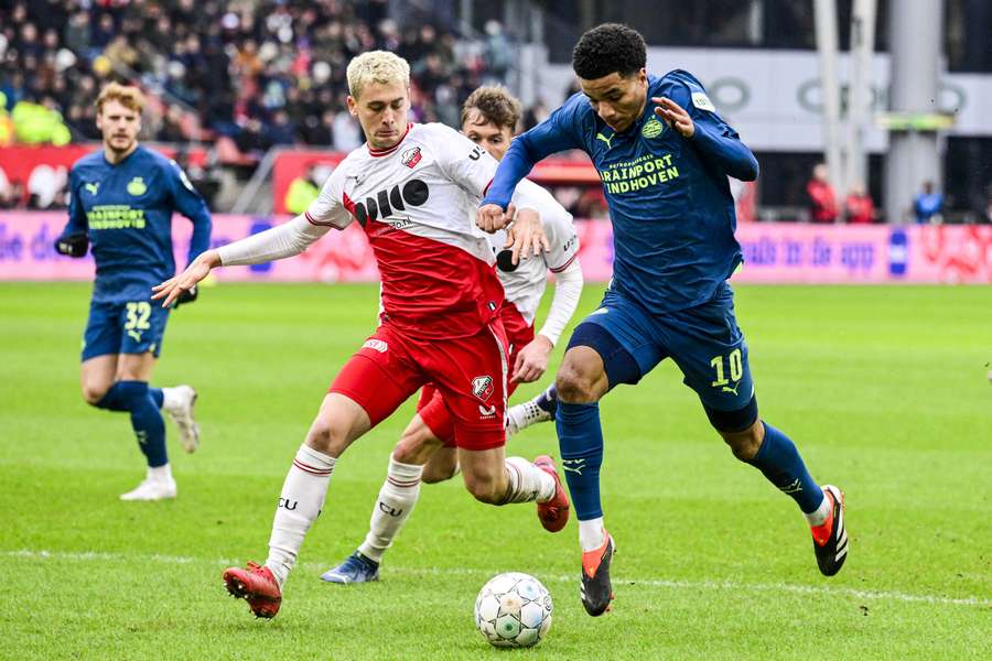 Oscar Fraulo (L) in duel met PSV'er Malik Tillman