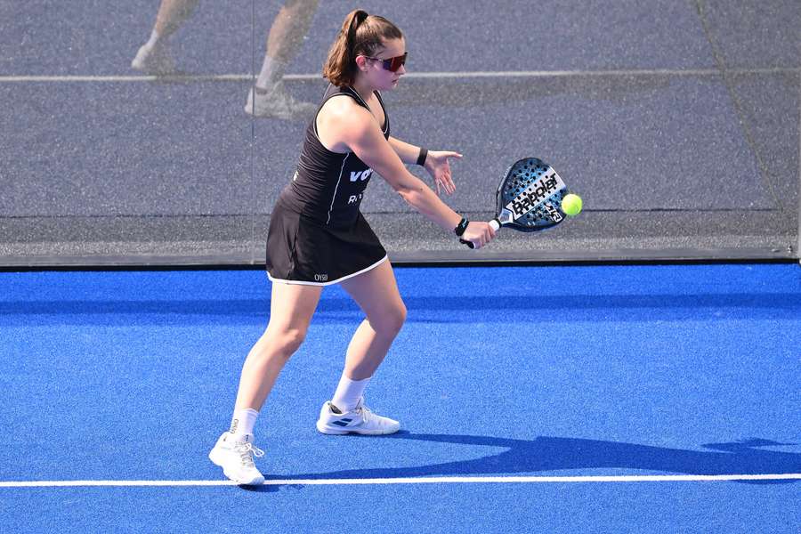 Martina Calvo golpea la bola Martina Calvo golpea la bola