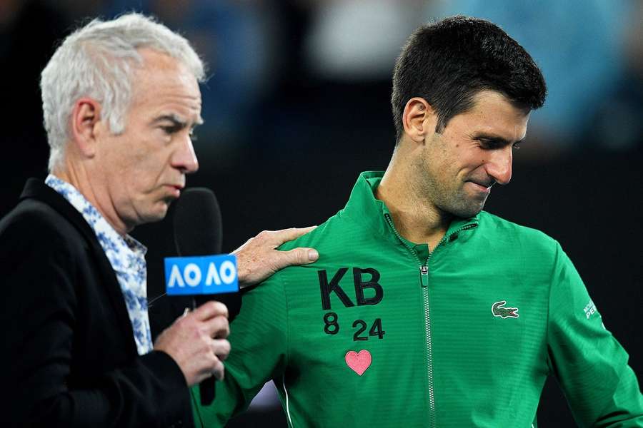 John McEnroe a Novak Djokovič během US Open 2020.