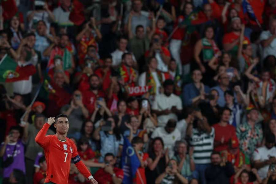 Cristiano Ronaldo slaví gól proti Maďarsku. 