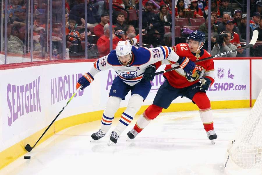 NHL Round-up: Leon Draisaitl (l.) im Duell mit Panthers-Verteidiger Gustav Forsling.