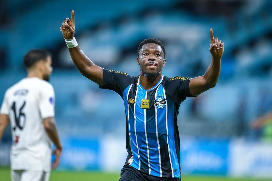 Amuzu foi o salvador da noite na Arena