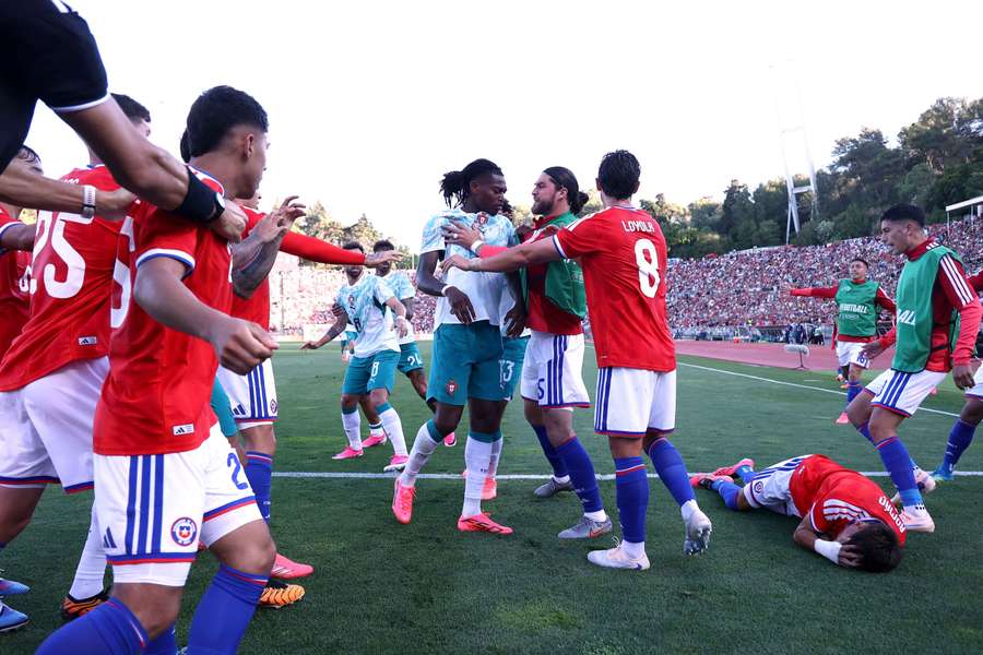 Rafael Leão e Román foram expulsos no Portugal-Chile Rafael Leão e Román foram expulsos no Portugal-Chile