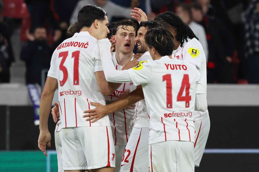 Freiburgs Jubeltraube nach dem 3:1 Freiburgs Jubeltraube nach dem 3:1