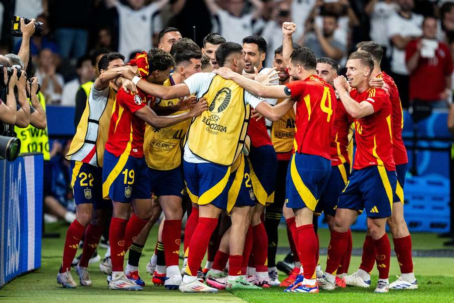 Die Jubeltraube wolle ihren Helden Mikel Oyarzabal nicht mehr hergeben.