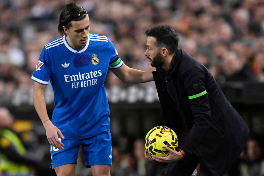 Carlos Corberan com Álvaro Carreras no Valência-Real Madrid