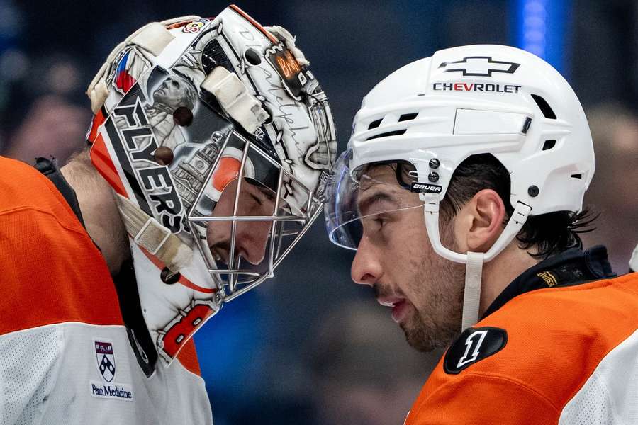 Dan Vladař a Noah Cates z Philadelphie. Dan Vladař a Noah Cates z Philadelphie.