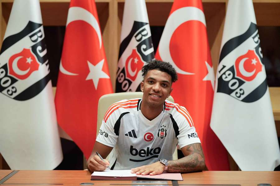 Cher Ndour na assinatura de contrato com o Besiktas