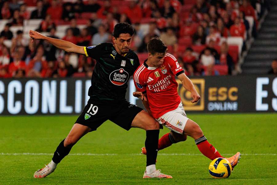 Afonso Rodrigues ao serviço do Tondela perante Samuel Dahl (Benfica) Afonso Rodrigues ao serviço do Tondela perante Samuel Dahl (Benfica)