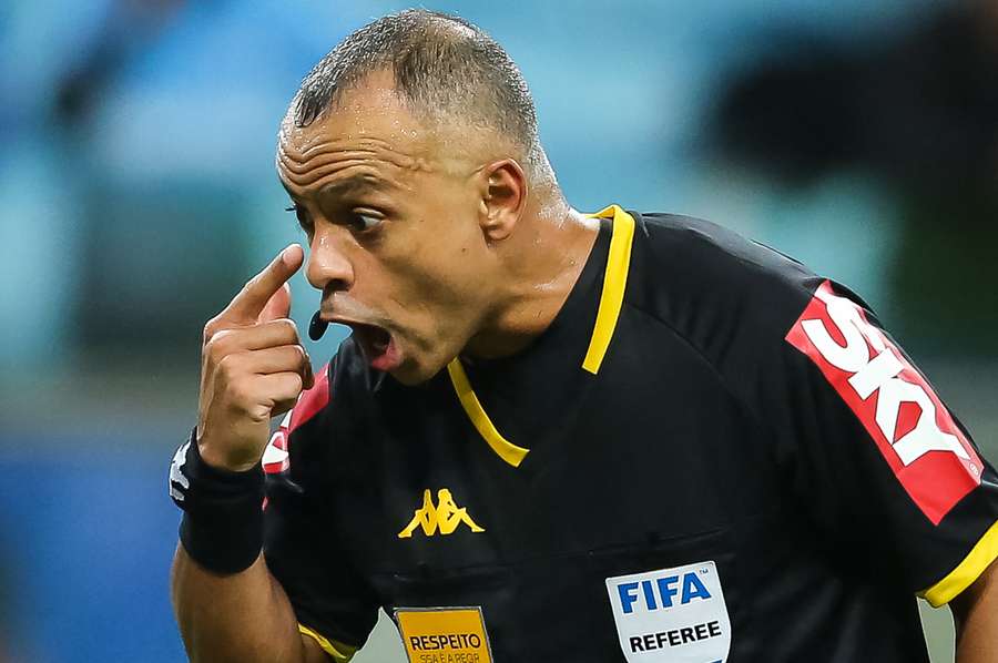 Wilton Sampaio é o primeiro brasileiro a apitar uma abertura de Mundial Wilton Sampaio é o primeiro brasileiro a apitar uma abertura de Mundial
