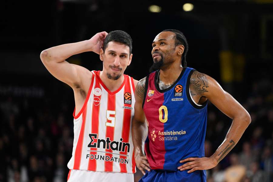 Larentzakis y Punter bromean durante el partido