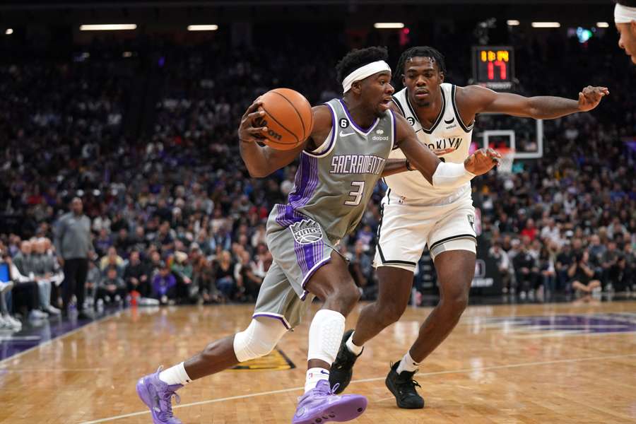 Davis starred as the Kings battered the Nets