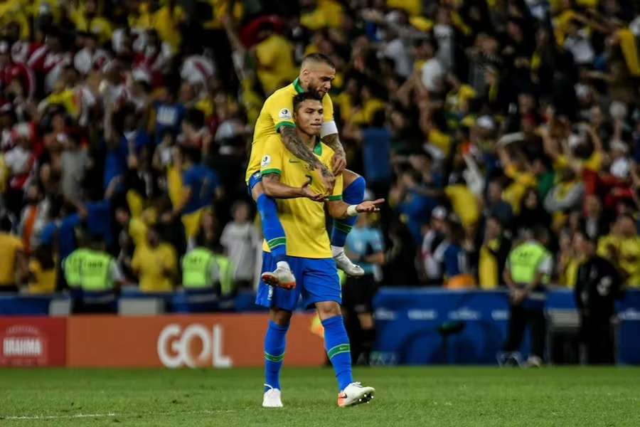 Thiago Silva e Daniel Alves apontam a recordes no Mundial-2022