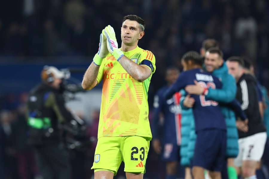 Martínez se emocionou ao final do último jogo do Villa em casa