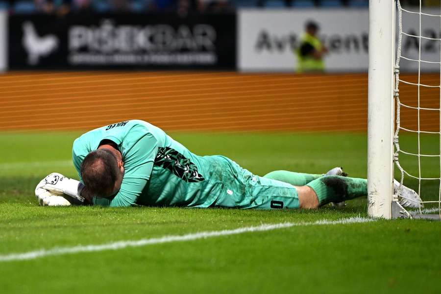 Překonaný brankář Baníku Dominik Holec v Celje.