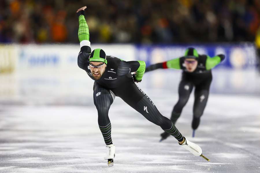Kjeld Nuis heeft de leiding op het NK Sprint overgenomen van Merijn Scheperkamp