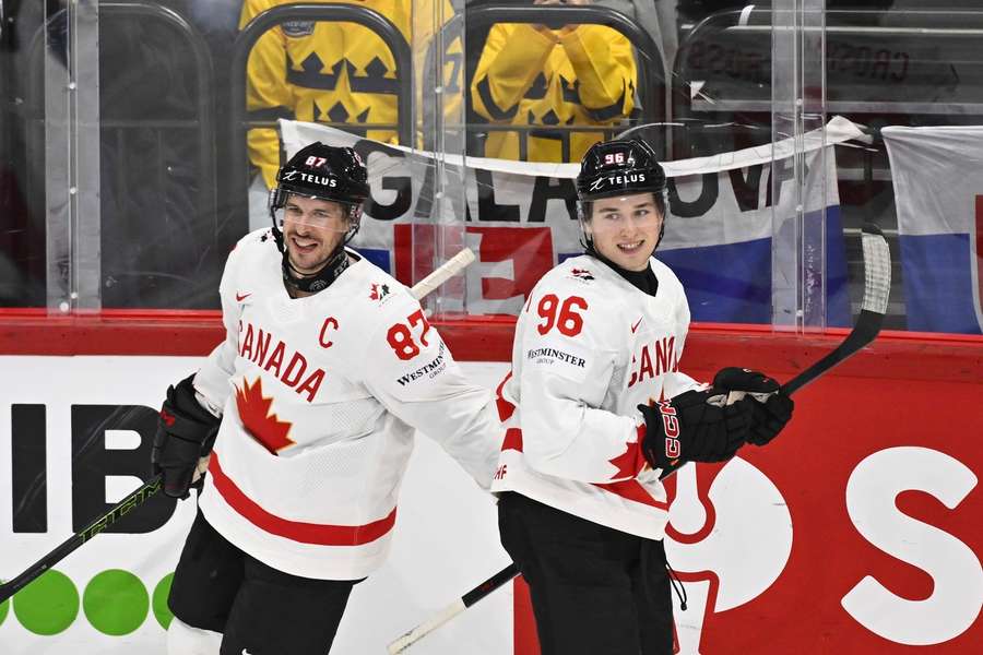 Hvězdy výběru kolébky hokeje: Sidney Crosby (vlevo) a Macklin Celebrini.