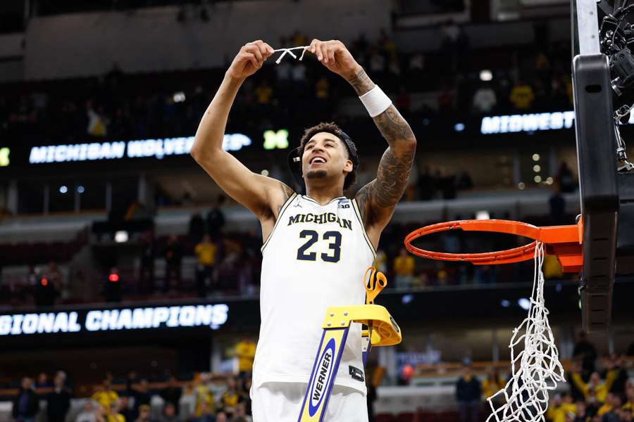 Yaxel Lendeborg cuts down the net after Michigan punched its ticket to the Final Four 