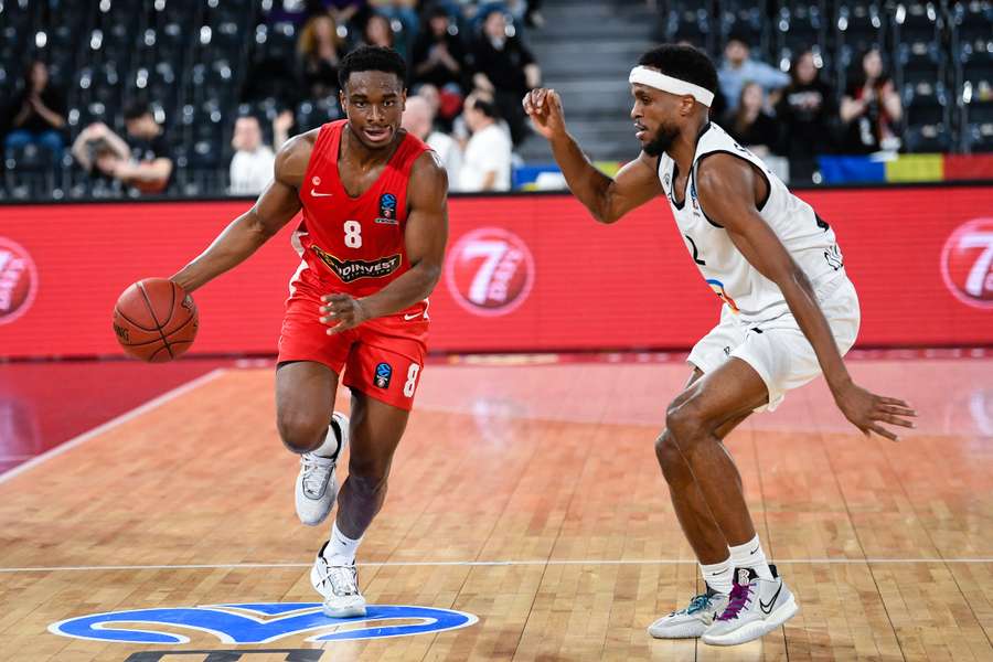 Caleb Agada, a la izquierda, con el Prometey letón en la Eurocup