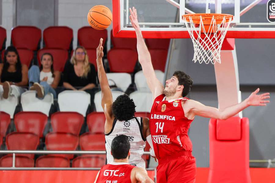 Relvão, internacional português do Benfica, tenta impedir Woods da Ovarense