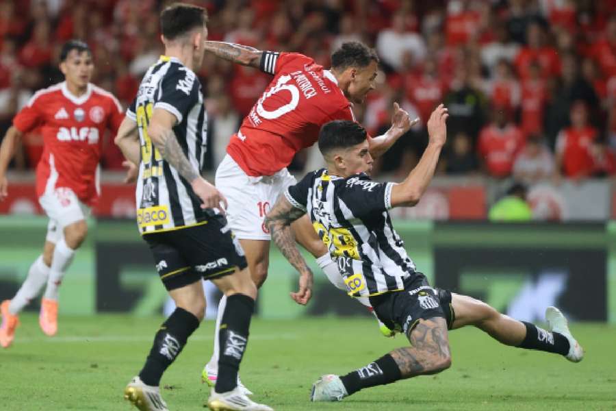 Apesar do gol de Alan Patrick (foto), Internacional empatou com o Santos e frustrou torcida