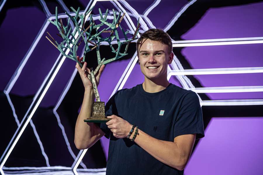 Rune met zijn trofee na het winnen van de ATP Masters 1000 in Parijs