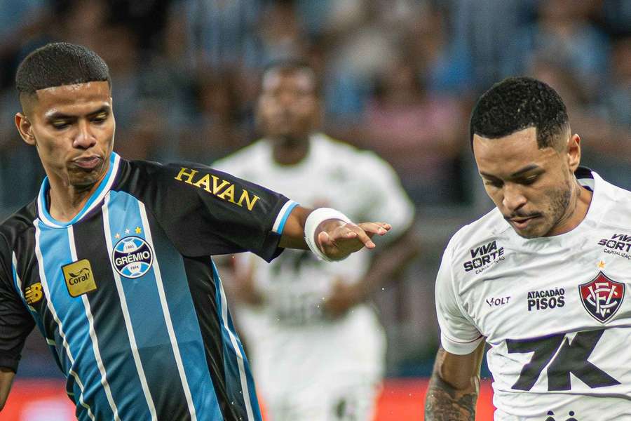 Grêmio venceu Vitória por 2 a 0 no primeiro turno, na Arena do Grêmio Grêmio venceu Vitória por 2 a 0 no primeiro turno, na Arena do Grêmio