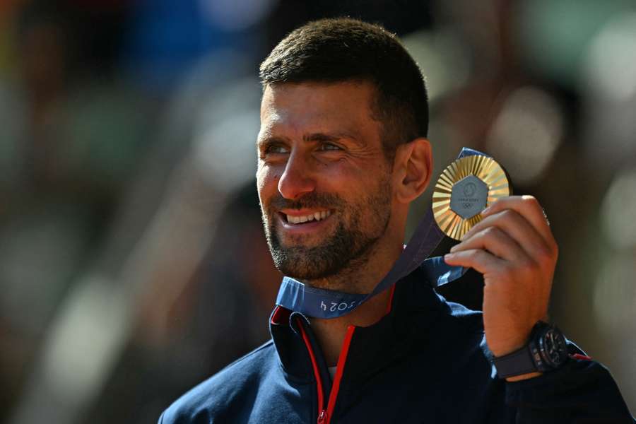 Novak Djokovic avec sa médaille d'or.