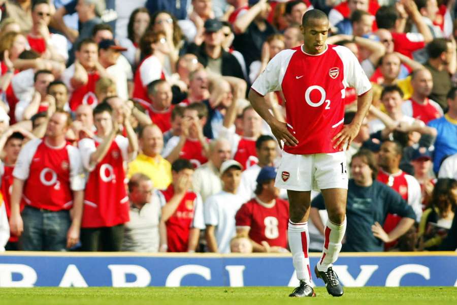 Thierry Henry reagerer under Arsenals 3-2-nederlag til Leeds i 2003, hvor de blev nummer to efter Manchester United