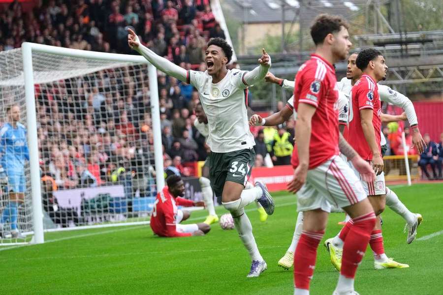 Josh Acheampong celebra su gol en Nottingham