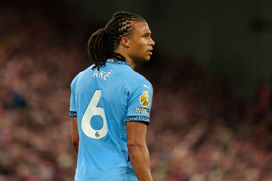 Nathan Aké foi titular diante do Liverpool
