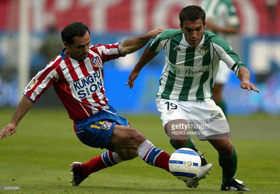 Israel Bascón, ante Sergi Barjuán en un Atlético de Madrid-Betis