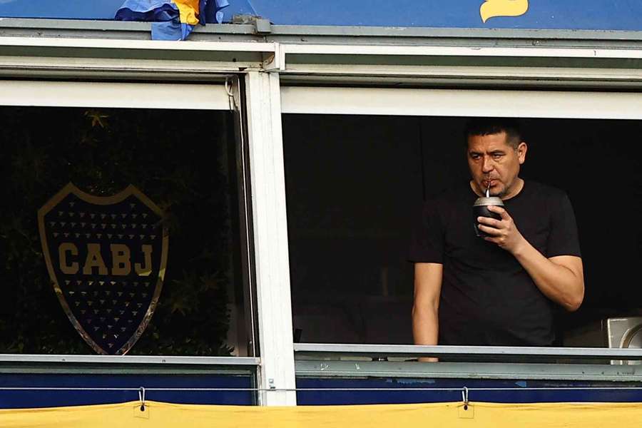 Riquelme left his box along with some of the club's council members to pacify Boca fans