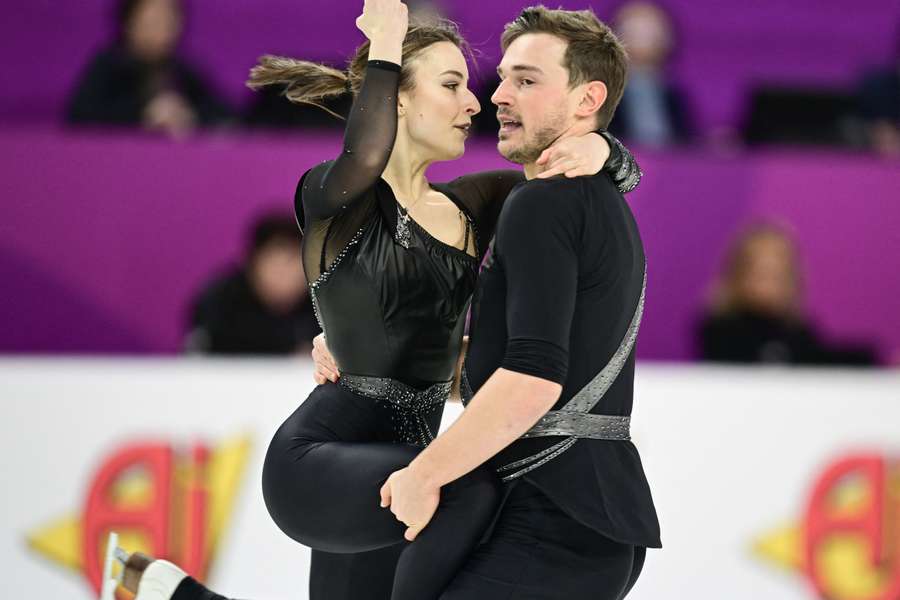 Daria Danilova en Michel Tsiba op de EK kunstrijden in Litouwen