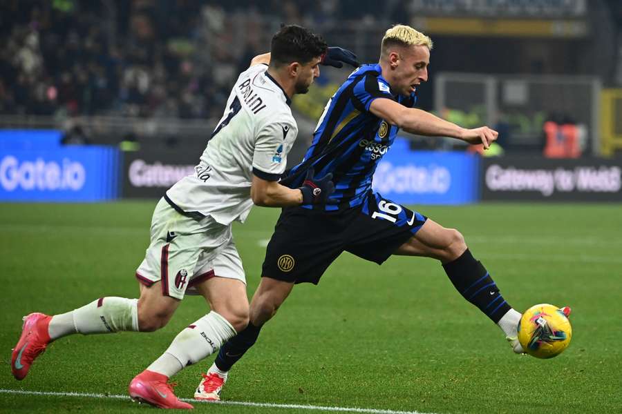Davide Frattesi (R) fights for the ball with Bologna forward Riccardo Orsolini