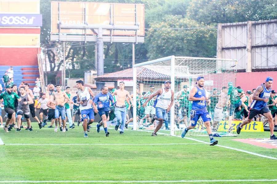 Briga generalizada em Coritiba x Cruzeiro rendeu punição aos clubes