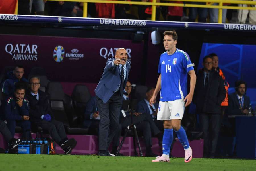 Luciano Spalletti y Federico Chiesa durante un partido de Italia