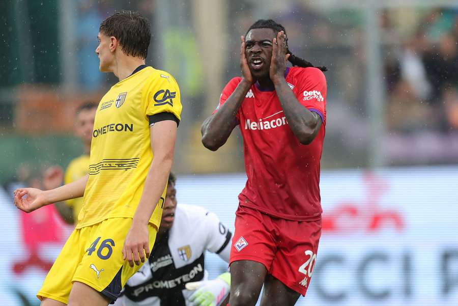 Moise Kean se desespera por el gol fallado ante el Parma