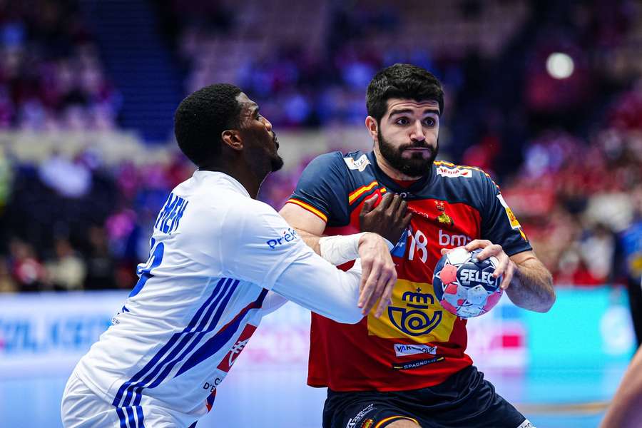 Dika Mem verteidigt gegen Imanol Garciandia.