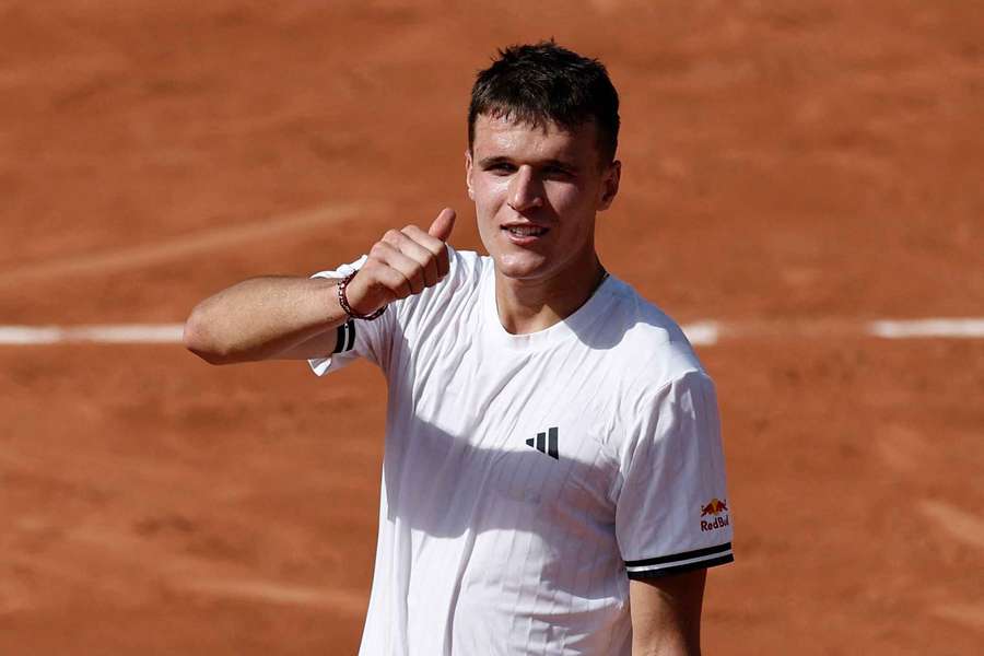 "C'est insensé de jouer avec cette chaleur", déplore Mensik, perclus de crampes à Roland-Garros "C'est insensé de jouer avec cette chaleur", déplore Mensik, perclus de crampes à Roland-Garros