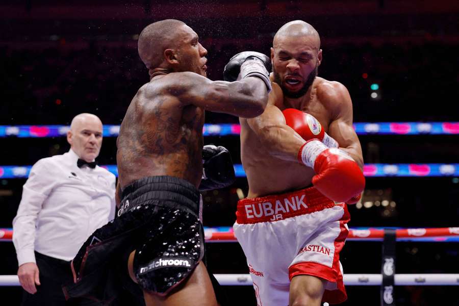 Conor Benn en acción con Chris Eubank Jr durante su pelea de peso medio en abril de 2025