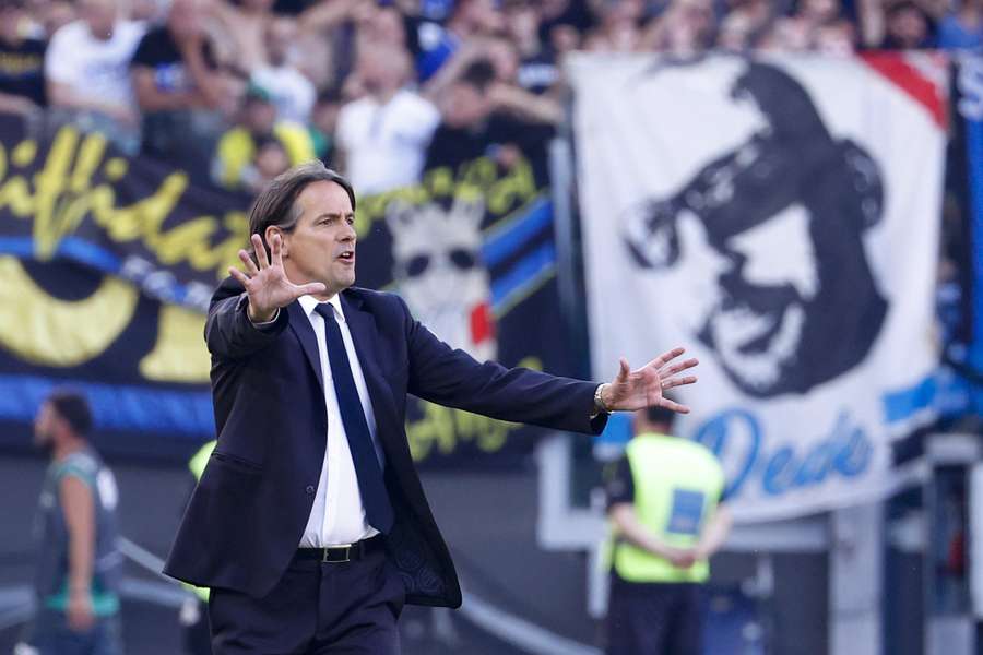 Simone Inzaghi verdedigt met zijn Inter een 2-0 voorsprong tegen AC Milan