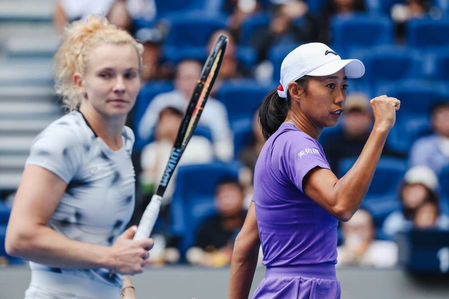 Kateřina Siniaková a Shuai Zhang v akci. Kateřina Siniaková a Shuai Zhang v akci.