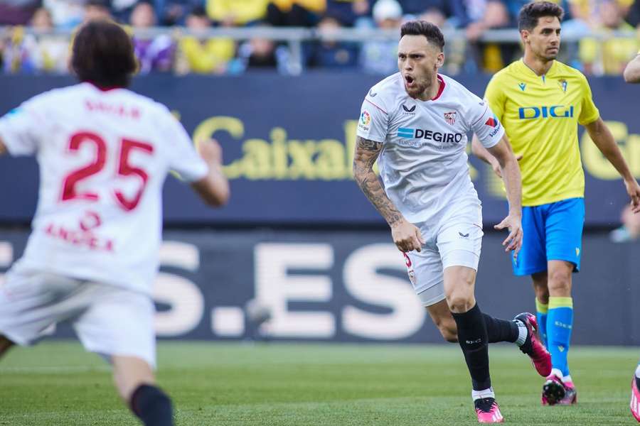 Ocampos celebra su gol.