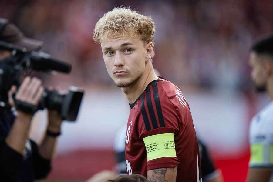 Adam Karabec s kapitánskou páskou. Adam Karabec s kapitánskou páskou.