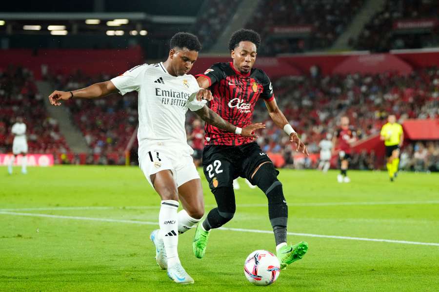 Rodrygo na frente perante Johan Mojica